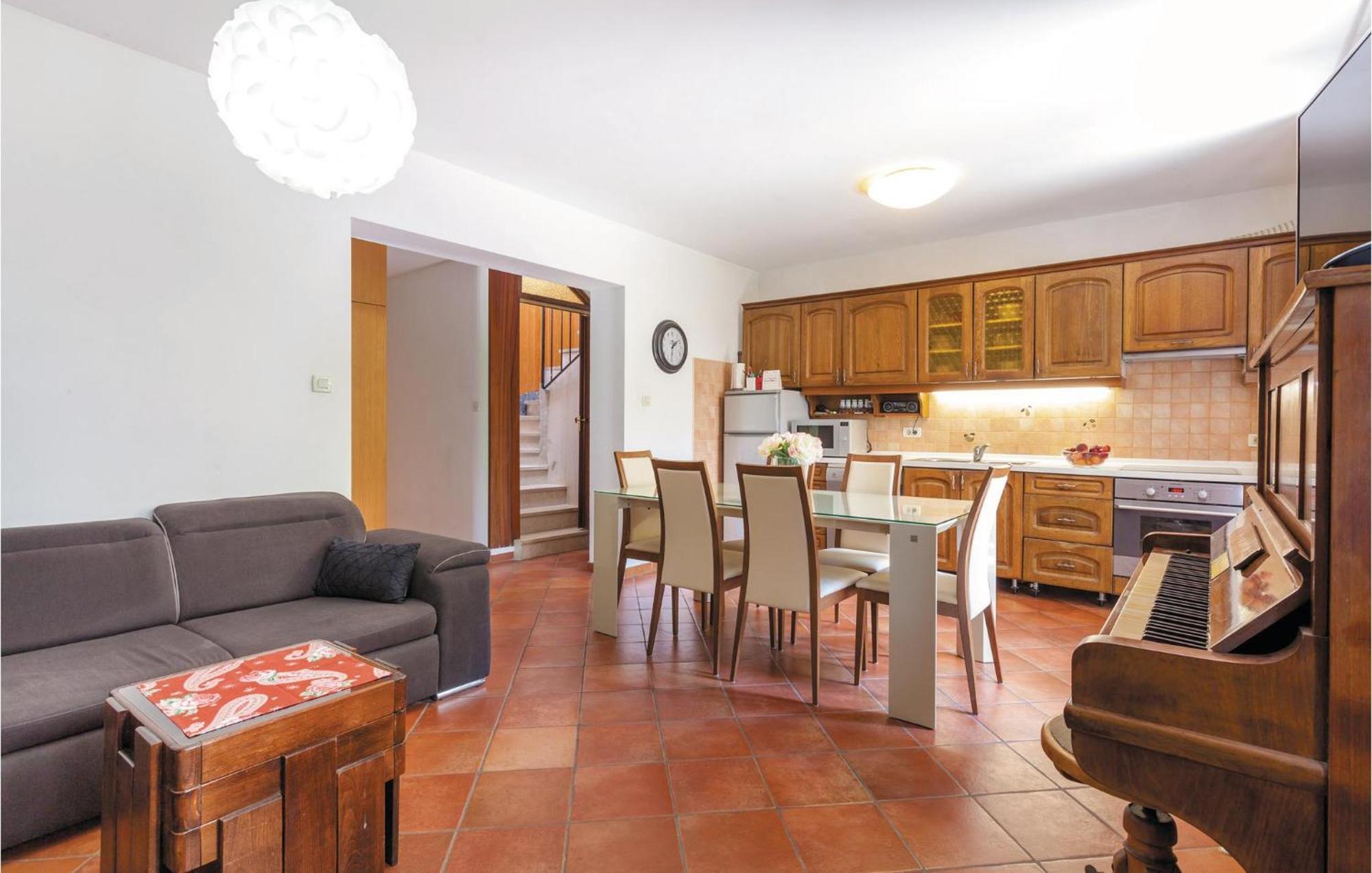 Amazing Home In Podstrana With Kitchen Exterior foto
